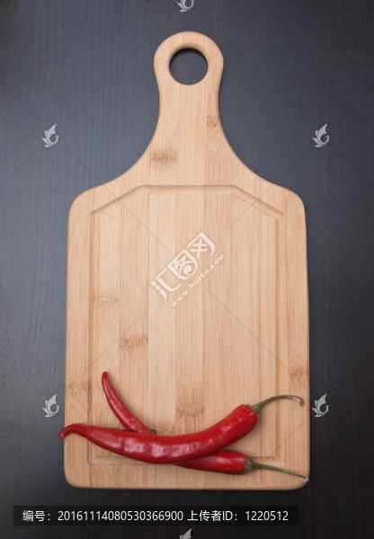 裁板上的紅辣椒-匯圖網(wǎng) www.fosd68.com 裁板上的紅辣椒