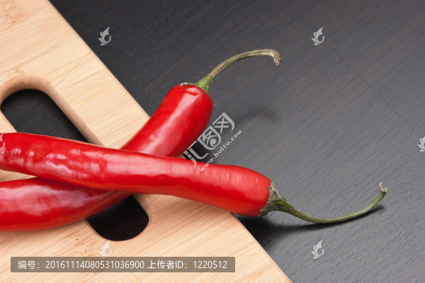 裁板上的紅辣椒