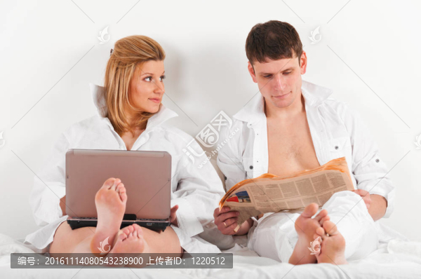 夫妻在床上