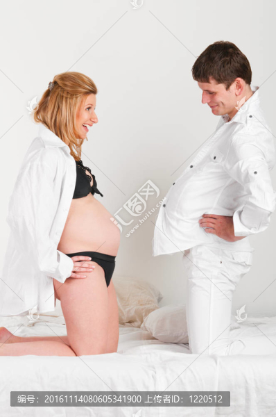 丈夫和懷孕的妻子