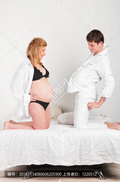 丈夫和懷孕的妻子