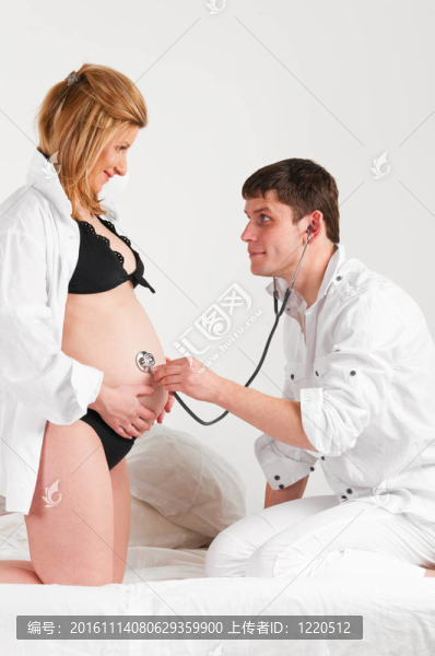 丈夫和懷孕的妻子