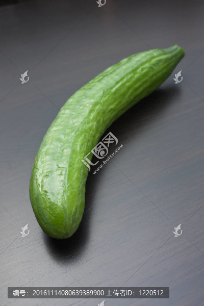 廚房餐桌上的黃瓜