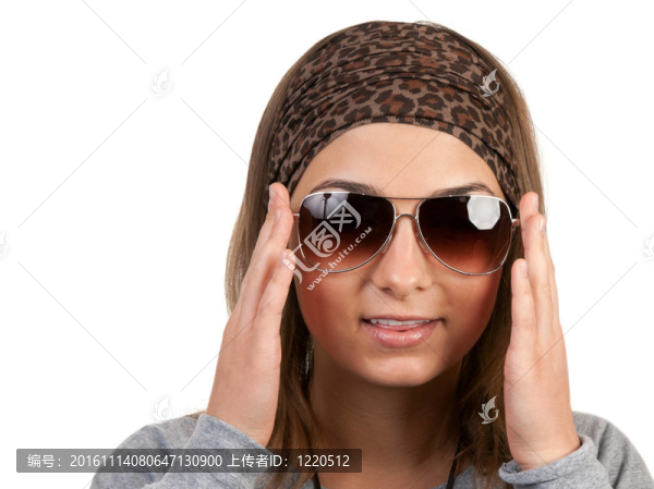 一個(gè)戴眼鏡的女孩的肖像