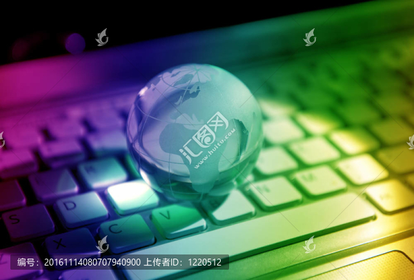 帶網(wǎng)線的筆記本電腦