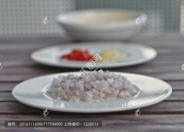 在盤子上切碎的洋蔥