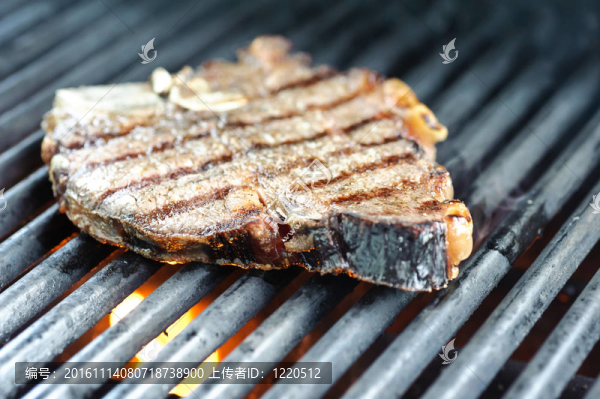 烤肉架上的牛排