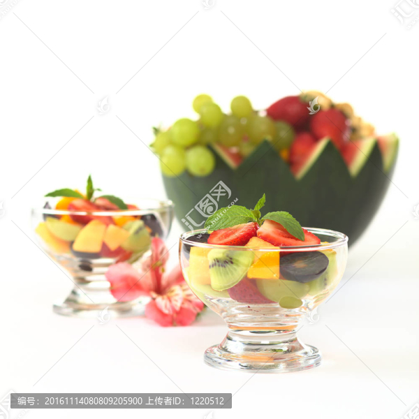 水果沙拉草莓；獼猴桃；在玻璃碗芒果和葡萄配上薄荷葉和印加百合和后面的水果西瓜碗（選擇性聚焦；對(duì)薄荷L