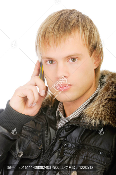 穿冬天夾克的男人在電話里說話