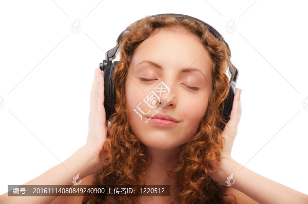 漂亮的卷發(fā)女孩通過耳朵聽音樂