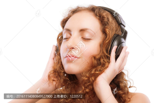 漂亮的卷發(fā)女孩通過耳朵聽音樂
