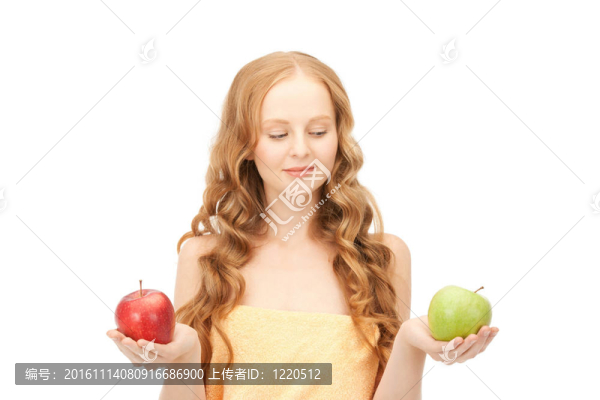 年輕漂亮的女人與綠色和紅色的蘋果
