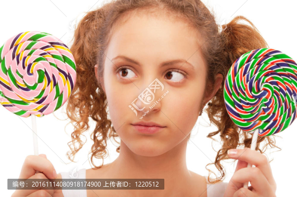 美麗的女孩選擇從兩個糖糖果