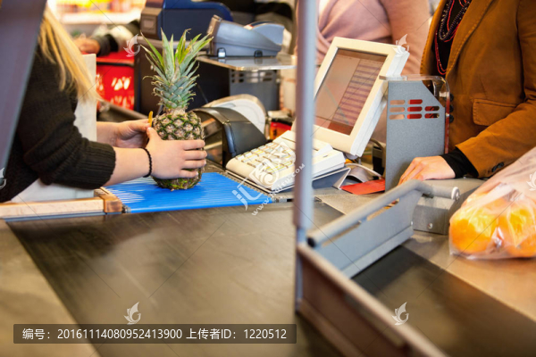 售貨員和顧客的腹部