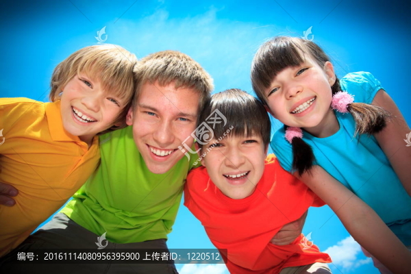 彩色襯衫的孩子們