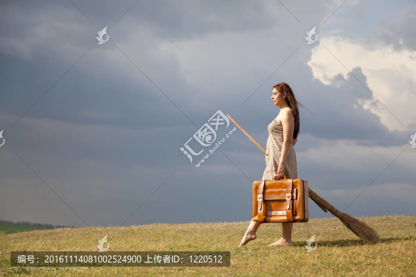 暴風(fēng)雨中草地上的小女巫。