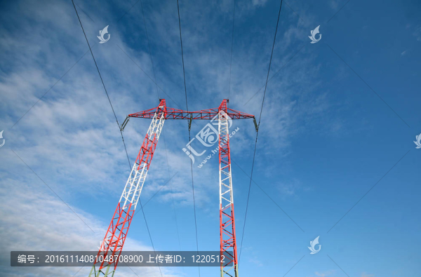 在多云的天空，電塔、電線