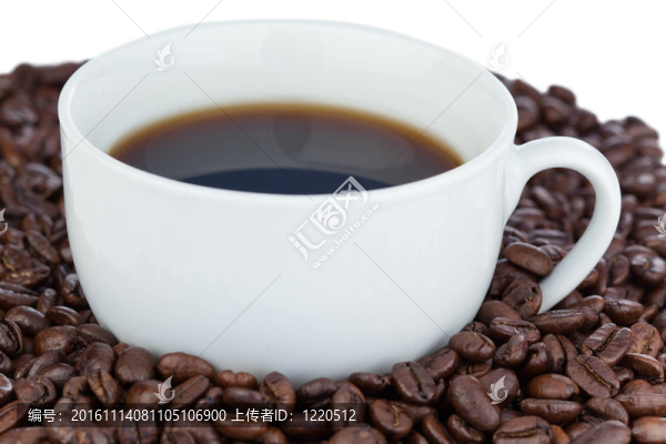白咖啡杯與咖啡豆包圍