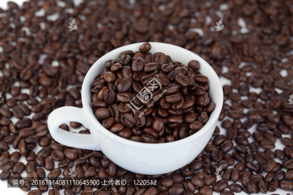 小咖啡杯和咖啡豆