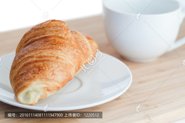 咖啡和羊角面包的早餐