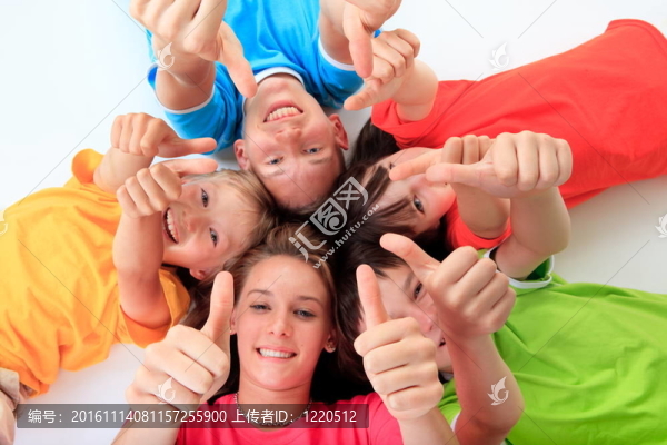 孩子們豎起大拇指