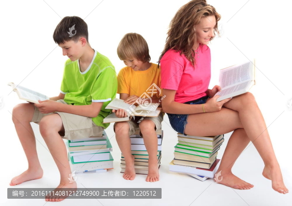 坐在書上的孩子