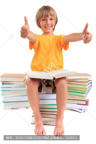 坐在成堆的書上的男孩