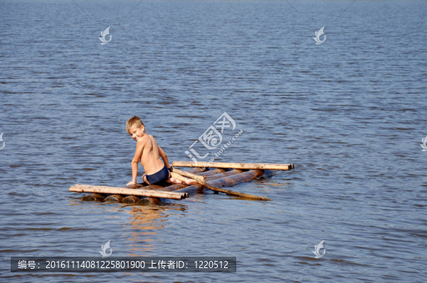 小男孩在水中筏上
