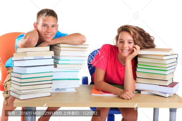 青少年與成堆的書籍