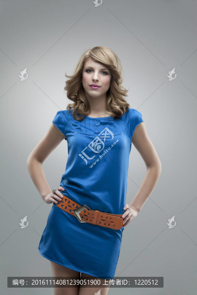 高個(gè)子女人穿著藍(lán)色的衣服