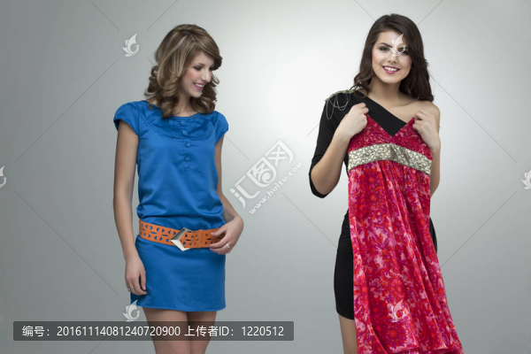 兩個(gè)女人試著穿紅色的花連衣裙