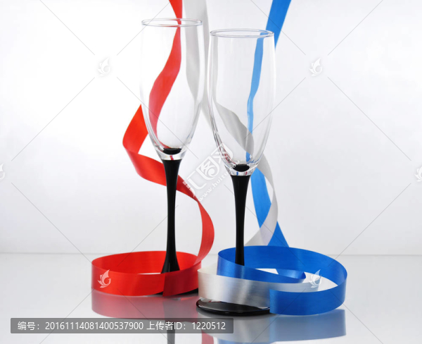 五顏六色的彩帶和兩空的玻璃杯