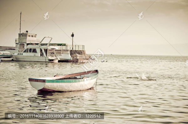 湖上的船
