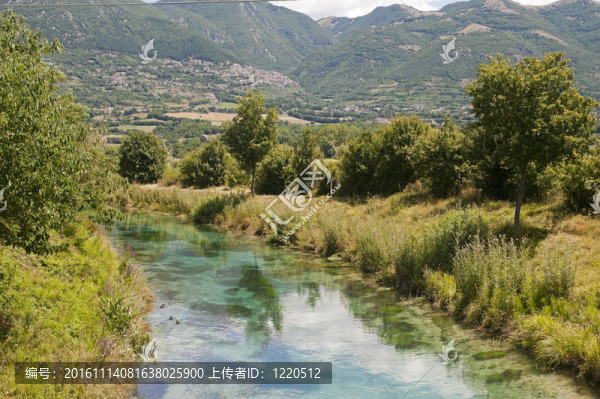 拉齊奧大區(qū)和翁布里亞大區(qū)之間的景觀（意大利）在夏天