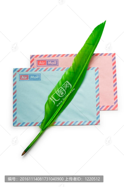 白色的信封和羽毛