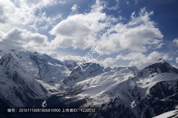 在云的高山
