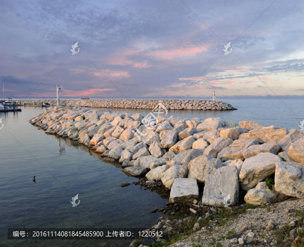 湖的日落
