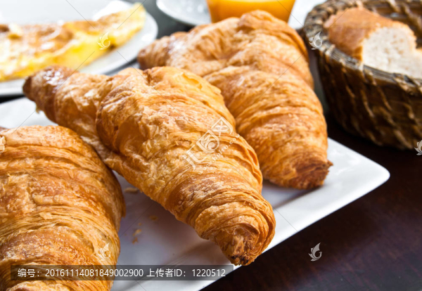 餐桌上的美味新鮮的croissan！