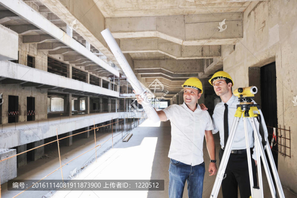 建筑工地上的建筑師團(tuán)隊(duì)