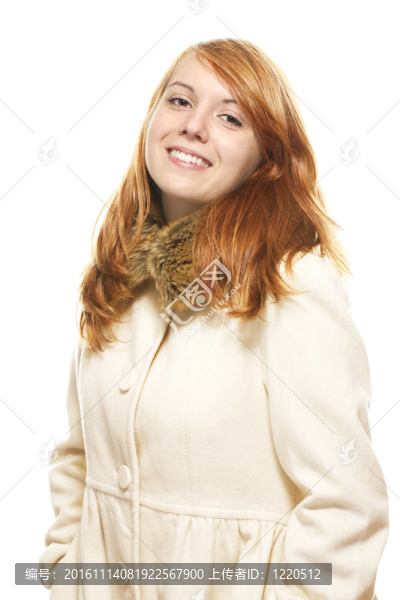 年輕快樂的紅發(fā)女人在小鹿的冬大衣在白色背景