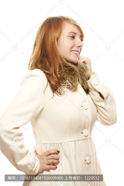 年輕女人微笑著在小鹿的冬大衣在白色背景
