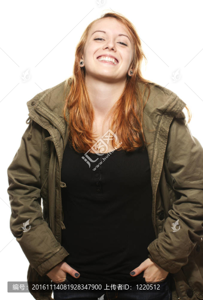 快樂的年輕的紅發(fā)女人在白色背景的大衣