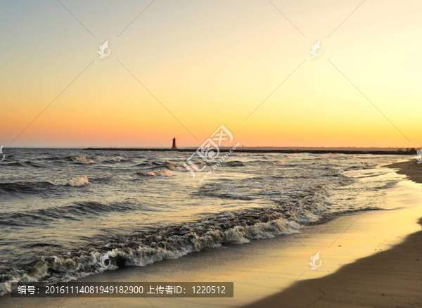 湖的日落