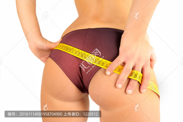 用尺子測量腰部的女孩