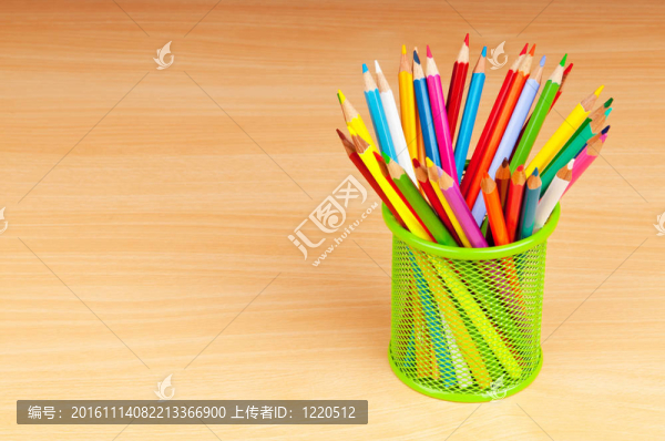 背景上的彩色鉛筆