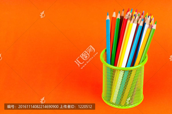 背景上的彩色鉛筆