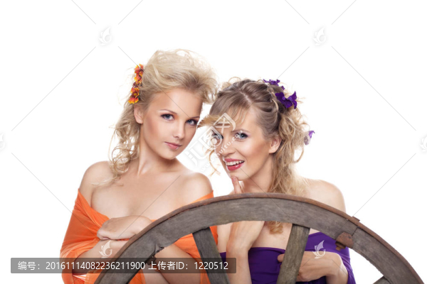 兩個(gè)年輕的金發(fā)女人花在頭發(fā)微笑