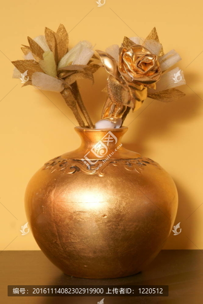 金瓶花瓶；裝飾；人造花