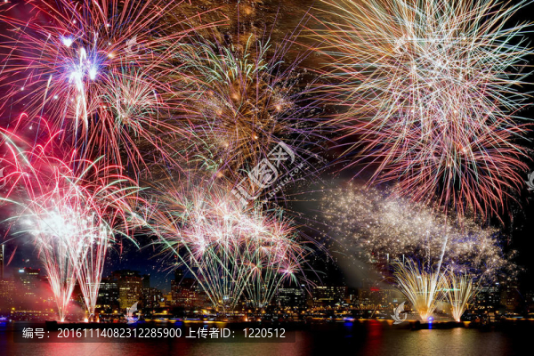 煙花背景與城市天際線
