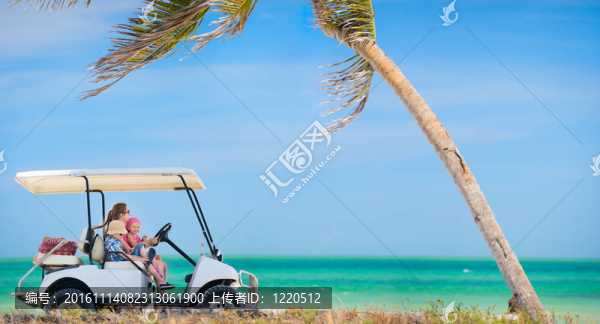 熱帶海灘上的高爾夫球車